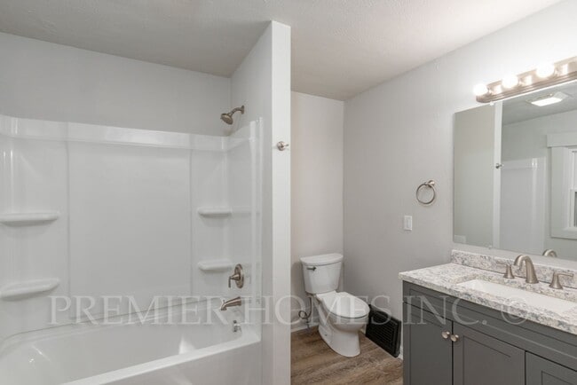 Building Photo - 3 Bed Home with Garage, Private Driveway & Yard – $1,495/mo