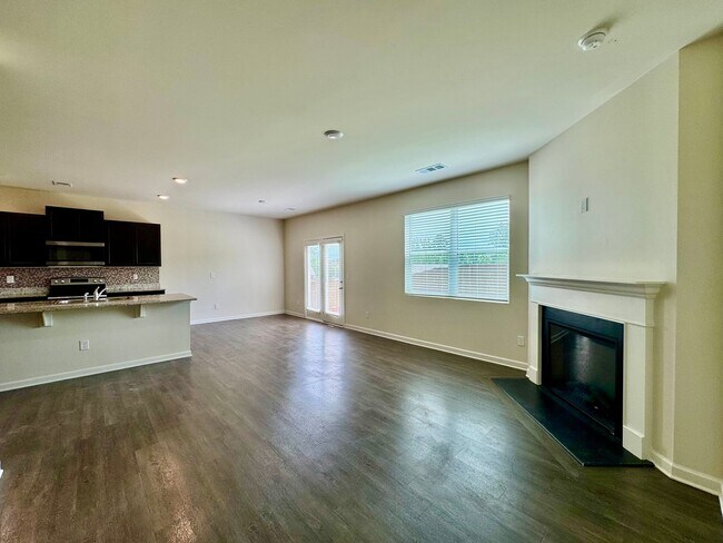 Building Photo - Beautiful 5 bedroom, 3 full bath home in D...