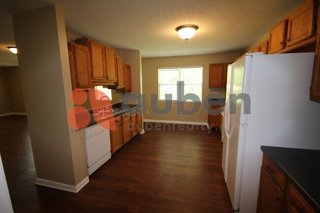 Building Photo - Quiet 3 Bedroom 2 Bath with Creek Access