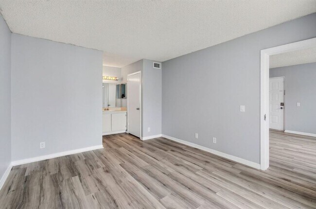 Building Photo - ONE BEDROOM ONE BATHROOM!! WATERFRONT COMMUNITY