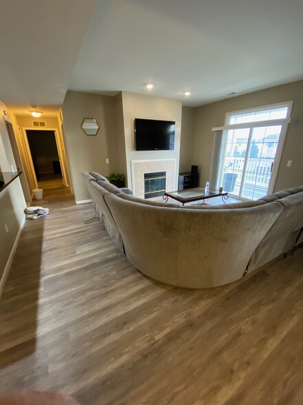 Family room1 - 5625 Twin Oaks Dr