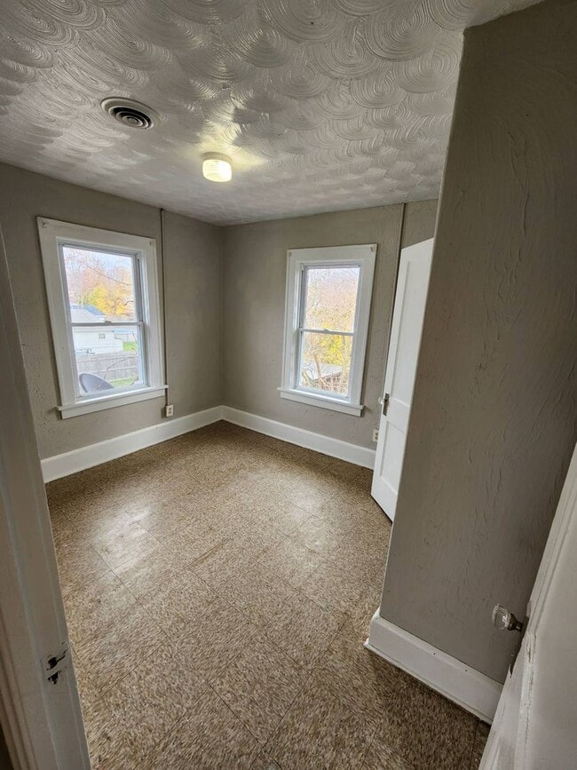 Building Photo - Charming 4-Bedroom Property in Prime Location (SECTION 8 VOUCHERS ACCEPTED)