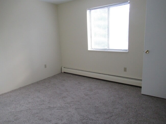 Building Photo - 1225 Bodwell Rd