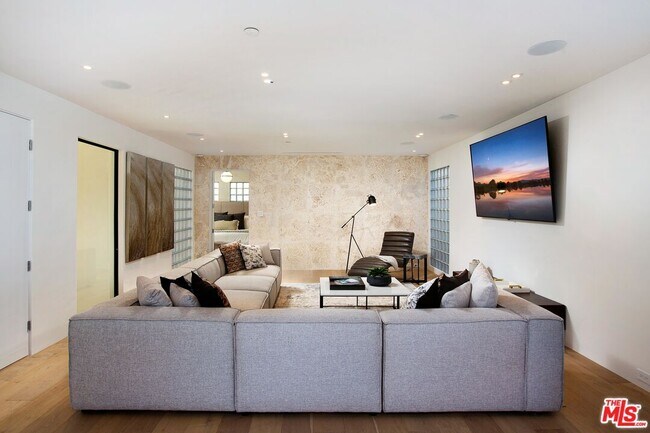 Building Photo - 508 N Sweetzer Ave