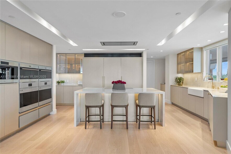 Building Photo - 5242 Fisher Island Dr