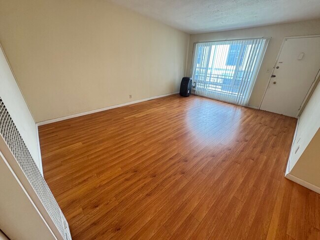 Building Photo - 521 S Manhattan Pl