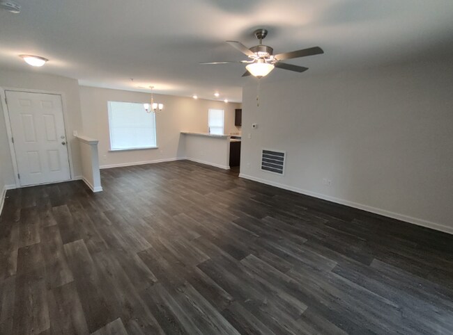 Building Photo - Move in Ready! Easy & Quick move-in process