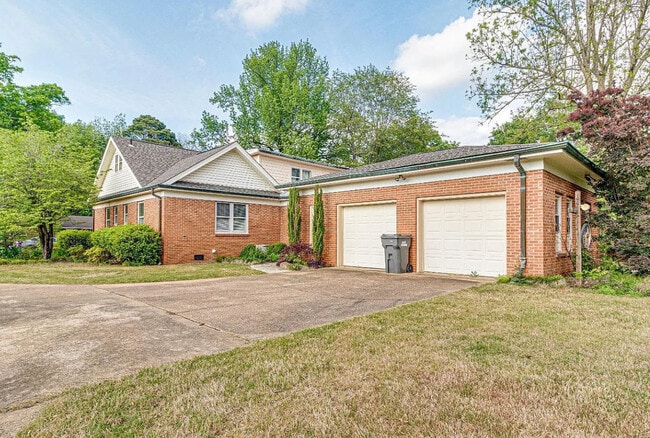 Building Photo - 1205 W Oak Ave