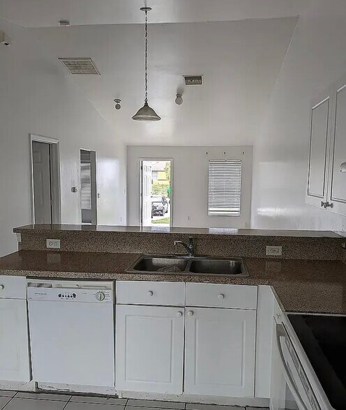 Building Photo - 1031 Abrams Blvd