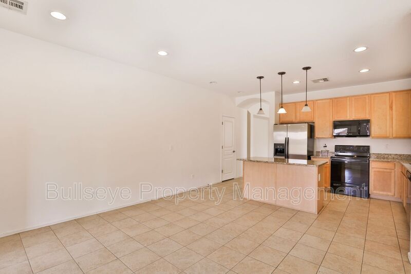Building Photo - 11547 E Sylvan Ave