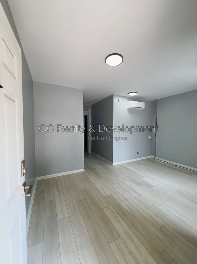 Building Photo - 2307 S Leavitt St