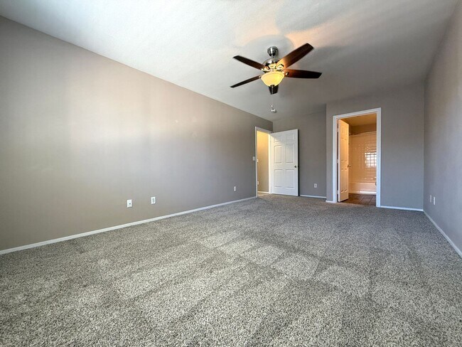 Building Photo - Beautiful 3-bedroom townhome in a desirable gated Green Valley community!