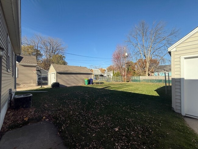 Building Photo - COZY 3 BEDROOM W/ SPACIOUS BACKYARD