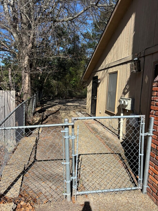 Building Photo - 6313 Olde Towne Dr