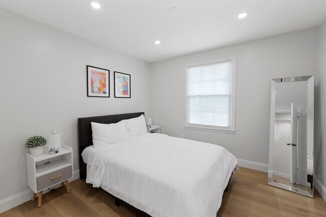 Building Photo - 5912 36th Ave