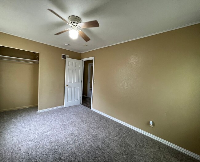 Building Photo - 4 bedroom 2 bath!
