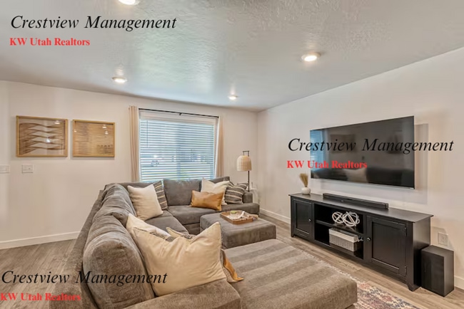 Building Photo - Beautifully Maintained Townhouse in a Prime Location