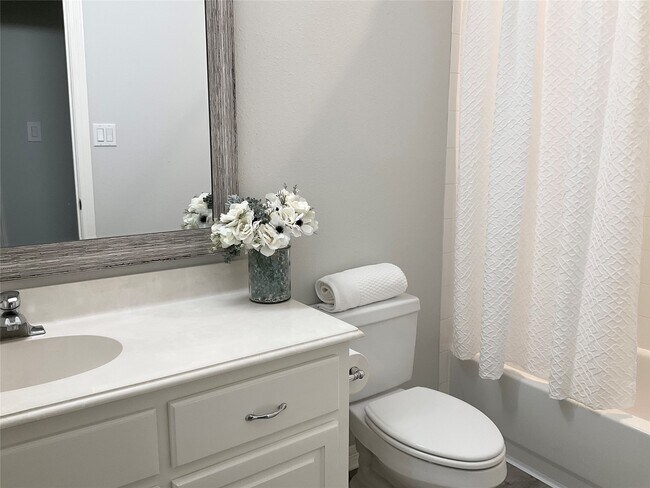 Building Photo - 25818 Overlake Dr