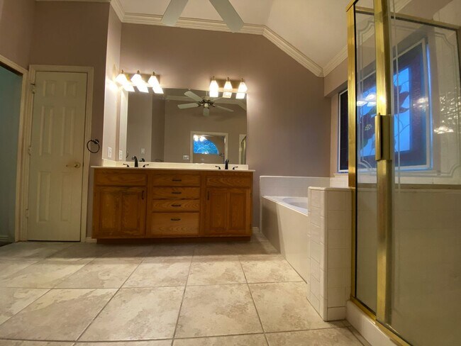 Building Photo - 4 Bedroom home for rent with vaulted ceili...