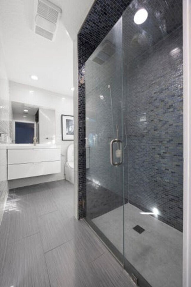 Building Photo - 930 NW 4th Ct