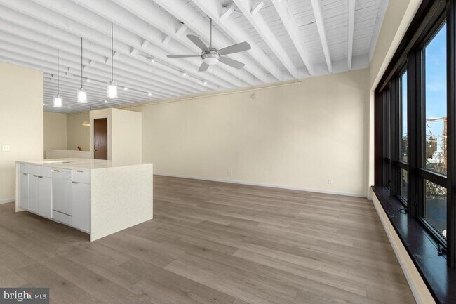 Building Photo - 2520 E Hagert St