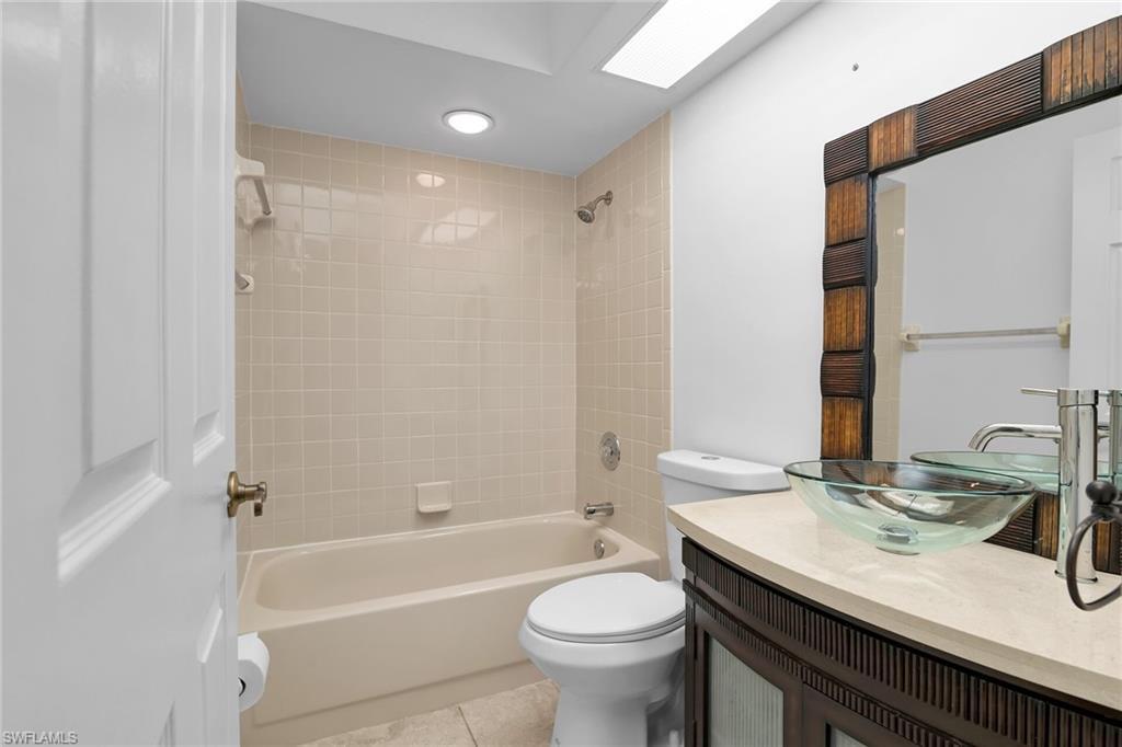 Guest bath - 21715 Bridgegate Ct