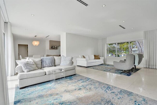 Building Photo - 2514 Yacht Club Blvd