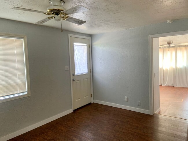 Building Photo - Hard to find 1 bdrm, 1 bath house with carport.