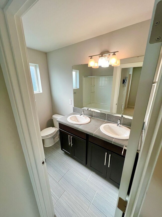 Building Photo - Exceptional 4 Bed 3 Bath Townhome on corner lot. One months rent free!!