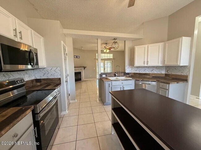 Building Photo - 913 Mackinaw Trail