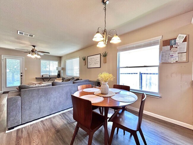 Building Photo - 3BR/2BA Home with Front Porch, Covered Dec...