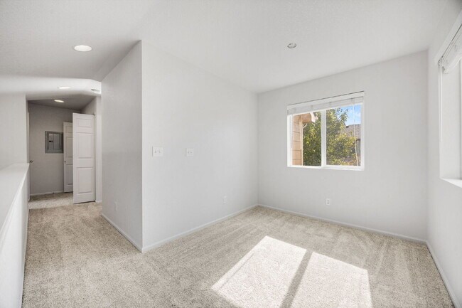 Building Photo - 2 bed/ 2.5 bath duplex in established neighborhood with corner lot