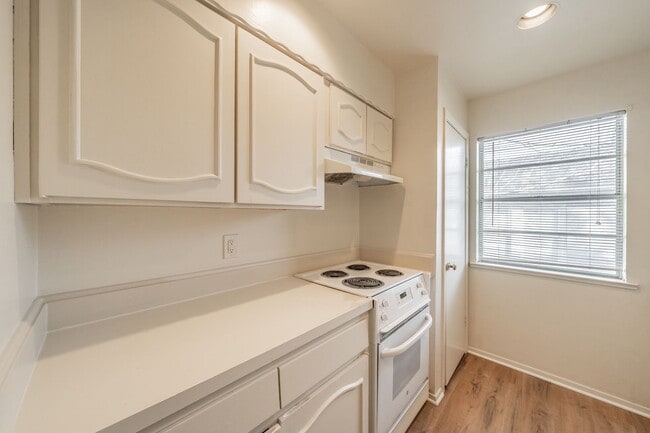 Building Photo - Updated Two Bedroom and One and Half Bathrooms apartment upstairs in the Cultural District!