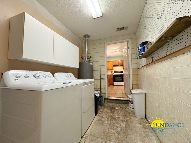 Building Photo - Spacious 3 Bedroom Home in Mary Esther!