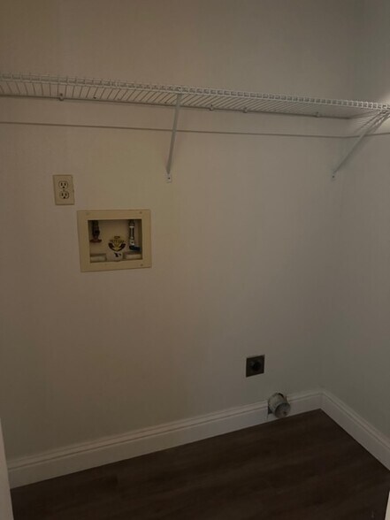 laundry hook ups - 999 Porter Ave