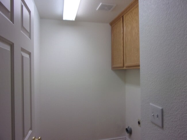 Building Photo - 853 Vassar Dr