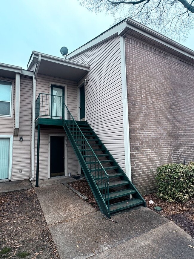 Building Photo - 1/2 First Full Month's Rent! 2BD/2BA Condo in Whispering Oaks.