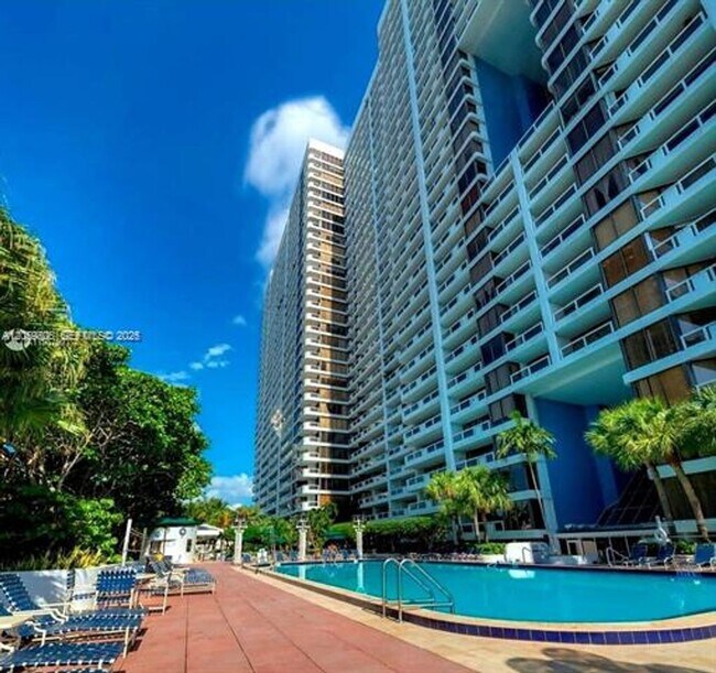 Building Photo - 1717 N Bayshore Dr