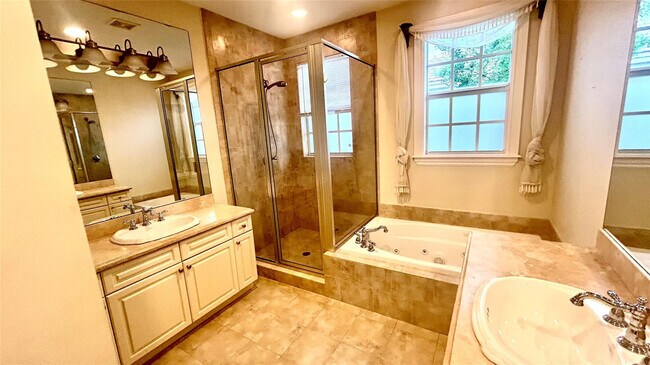 Building Photo - 2720 NE 9th Ave