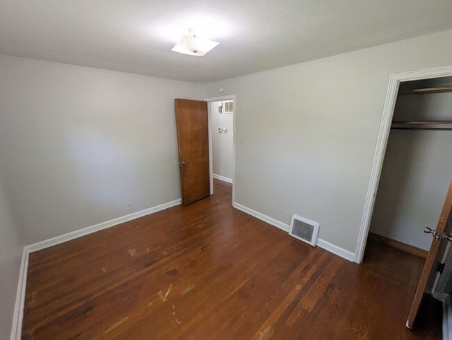 Building Photo - Cozy 3 Bedroom House!