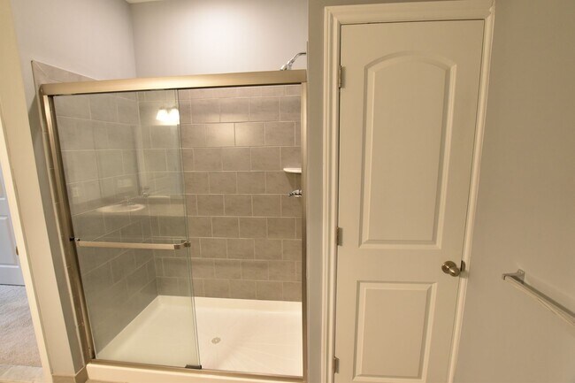 Building Photo - REDUCED $50! 1st Floor Access!  2 Bedrooms...