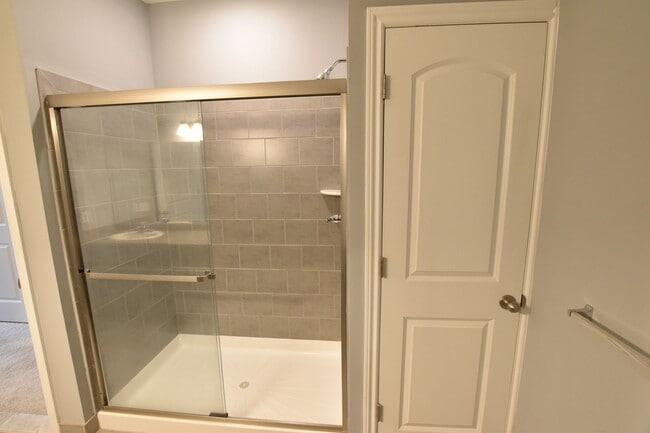 Building Photo - Shelby Township, 1st Floor Access!  2 Bedrooms, 2-Baths, att. Garage