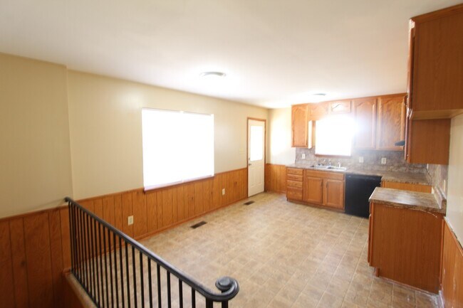 Building Photo - 3 Bedroom 2 Full Bath + Large Den - Picture Perfect In & Out! You will LOVE IT!!