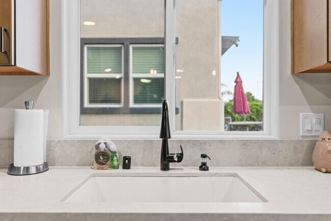 Building Photo - 5051 Savannah St