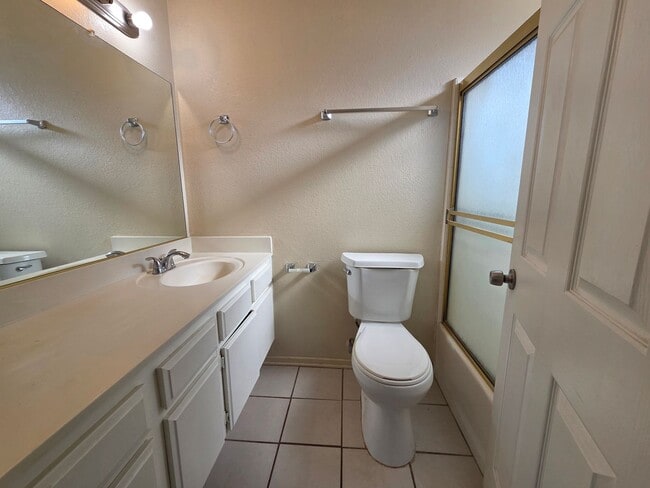 Building Photo - New Listing!