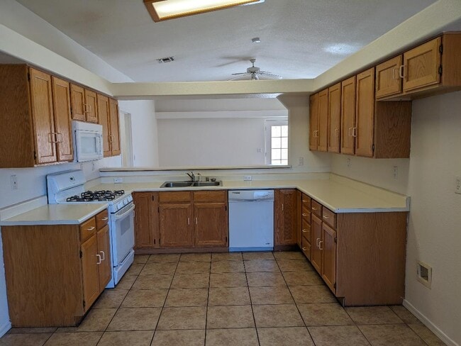 Building Photo - 3846 E Nicole Ave