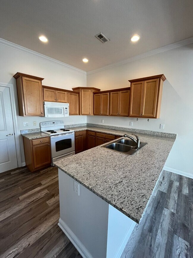 Building Photo - 2 Bedroom, 2 Bathroom Condo in The Woods a...