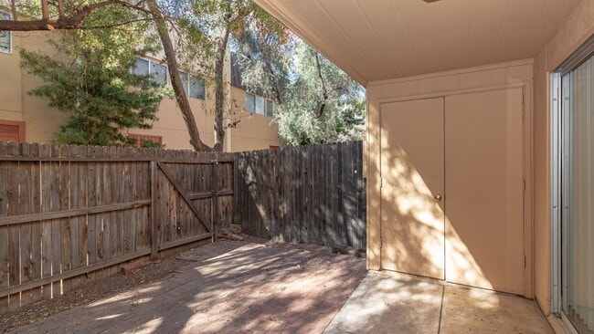 Building Photo - Spacious 2-Bedroom Townhome – Available Now!