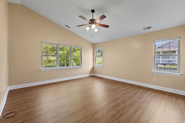 Building Photo - Delightful 3-Bedroom, 2-Bathroom with Fenc...