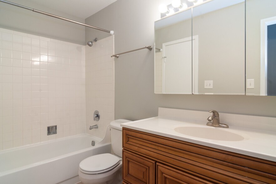 bathroom - 2032 N Rand Rd